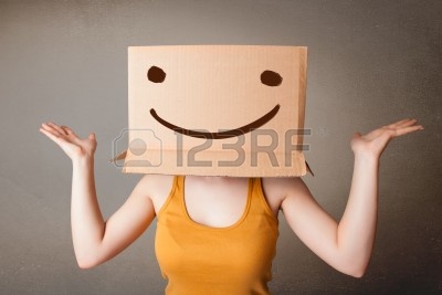 0202292-mujer-joven-de-pie-y-se-alando-con-una-caja-de-cart-n-en-la-cabeza-con-la-cara-sonriente.jpg
