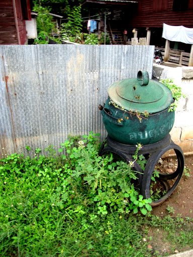 1%252520-%252520%252520Dustbin%252520and%252520Stand%252520Made%252520From%252520Old%252520Tyres.JPG