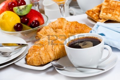 10263430-desayuno-con-cafe-medialunas-y-frutas-frescas.jpg