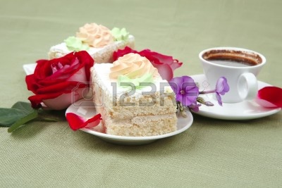 10590846-desayuno-dulce-crema-batida-pastel-con-rosas-y-cafe-negro-caliente.jpg
