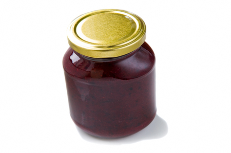 107711380-mermelada-de-grosella-negra-casera-en-un-frasco-de-vidrio-sobre-fondo-blanco-.jpg
