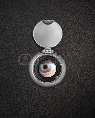 10938125-ojo-humano-en-primer-plano-mirilla.jpg