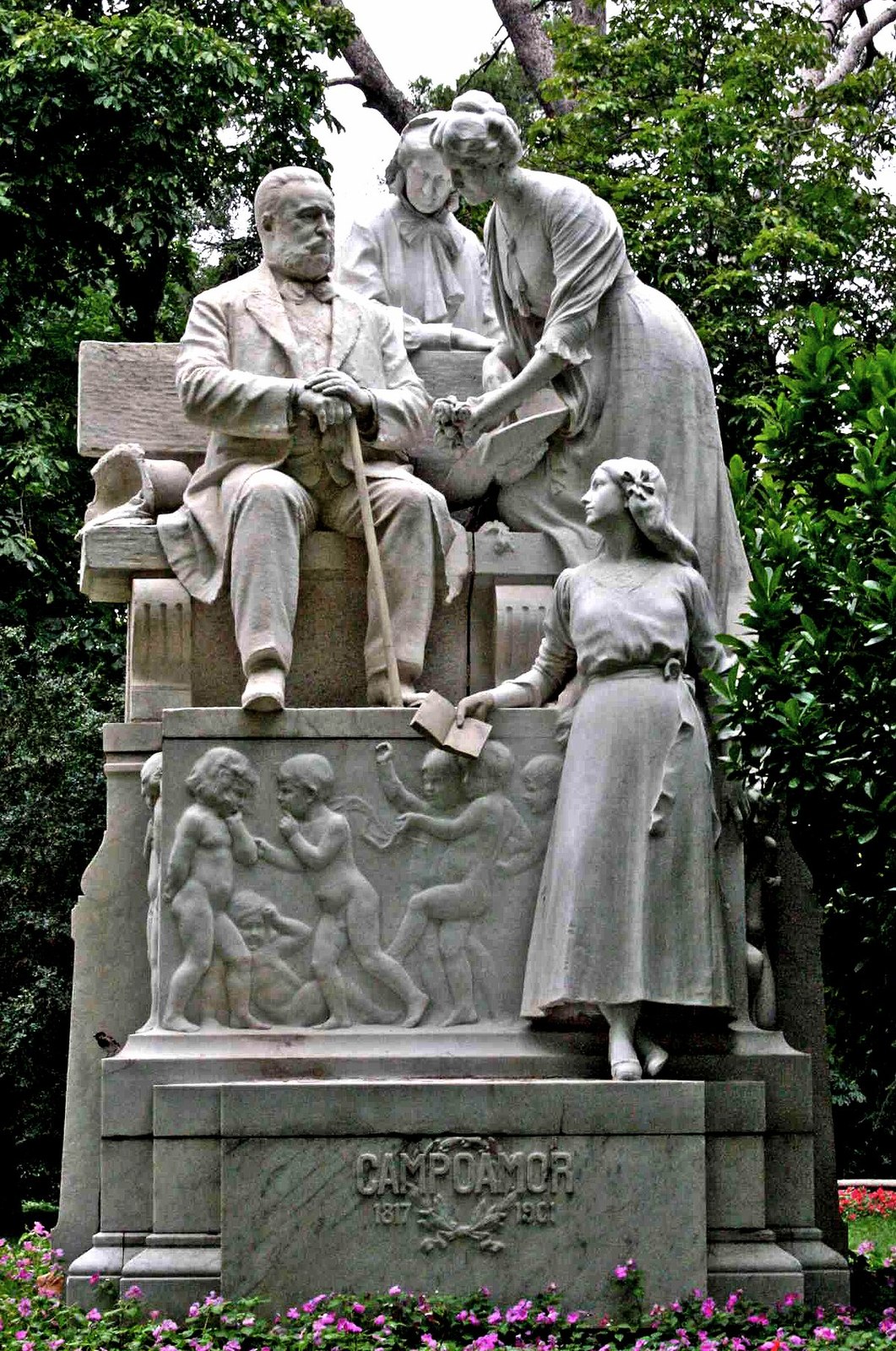 1200px-Estatua_de_Ram%C3%B3n_de_Campoamor.jpg