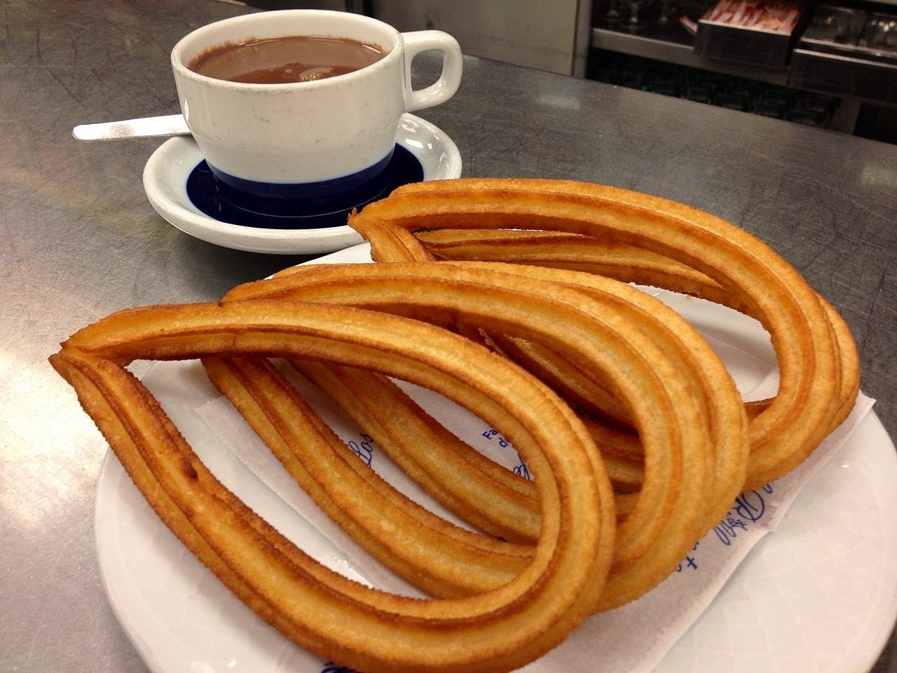 1280px-Chocolate_con_churros_de_lazo.jpg