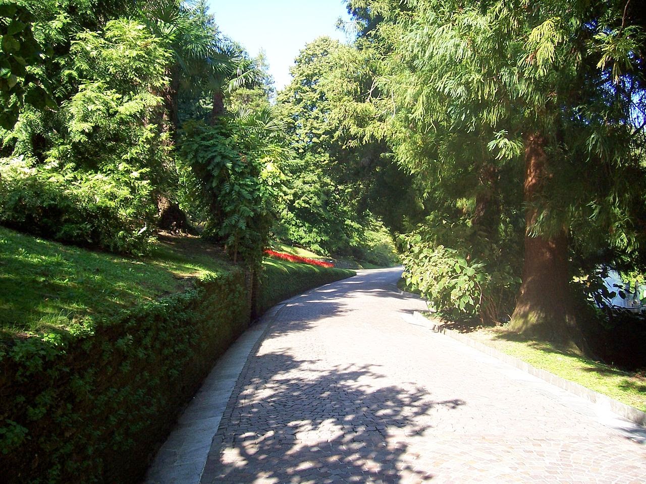 1280px-Villa_Taranto_99.jpg