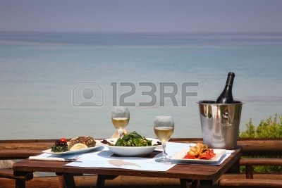 12987751-el-almuerzo-mesa-para-dos-en-un-restaurante-junto-al-mar.jpg
