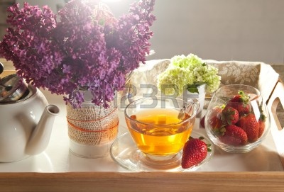 13542120-desayuno-con-fresas-y-te-fresco-servido-con-lila-en-sol-de-la-manana.jpg