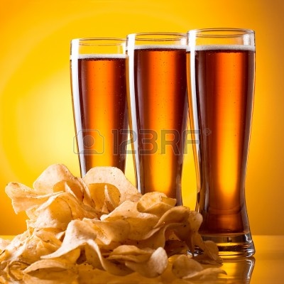 13785219-tres-vaso-de-cerveza-y-papas-fritas-en-un-fondo-amarillo.jpg