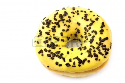 14944120-amarillo-esmaltado-bunuelo-con-virutas-de-chocolate-sobre-un-fondo-blanco.jpg