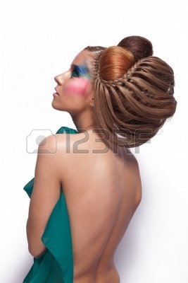 17242303-foto-de-nina-de-moda-elegante-con-el-peinado-y-el-maquillaje-hermoso-avantgarde.jpg