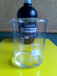 200px-Peroxido_de_hidrogeno.jpg