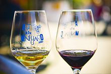 220px-California_red_and_white_wine.jpg