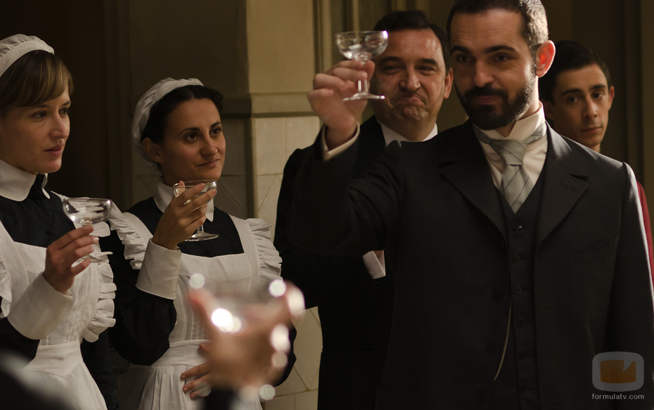 28894_diego-propone-brindis-gran-hotel.jpg