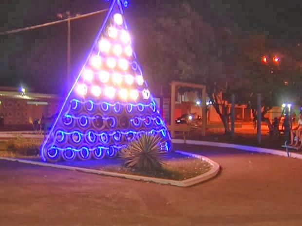 34_lampadas_foram_retiradas_da_arvore_da_praca_da_cohab.jpg