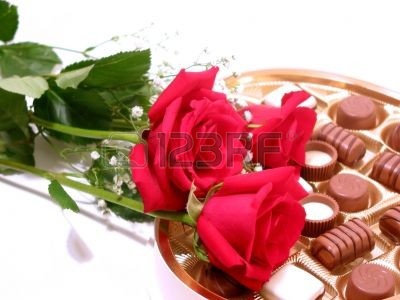 353184-rosas-rojas-con-forma-de-caja-de-bombones-sobre-fondo-blanco.jpg