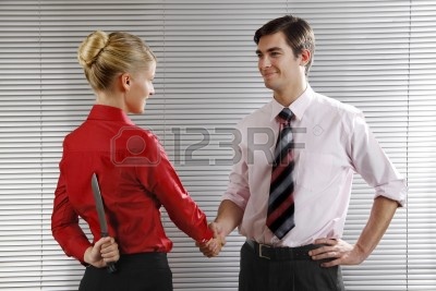 36122-empresario-y-empresaria-darse-la-mano-un-cuchillo-de-negocios-esconde-detras-de-la-espalda.jpg