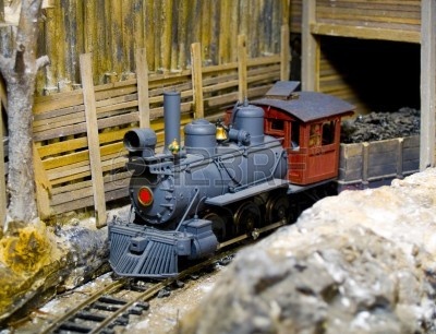 4081793-este-pequeno-tren-de-vapor-esta-saliendo-del-tunel.jpg