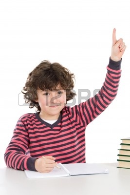 4363149-adorable-ni-o-en-la-escuela-para-pedir-la-palabra-aislada-en-blanco.jpg