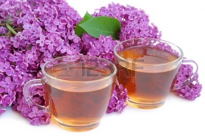 5042481-dos-tazas-de-cristal-con-el-te-verde-y-lila-sobre-fondo-blanco.jpg