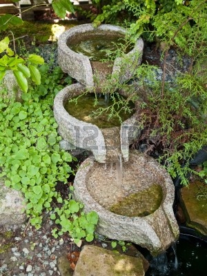 5244713-hermoso-jard-n-de-casa-decorativo-tallado-estanque-de-la-cascada-de-piedra.jpg