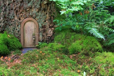 6143848-puerta-de-madera-de-cuento-de-hadas-poco-en-un-tronco-de-rbol.jpg