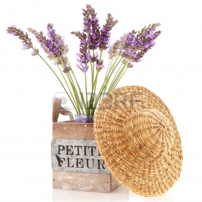 7395111-bouquet-poco-lavender-p-rpura-en-cajas-de-madera-aislada-sobre-blanco.jpg