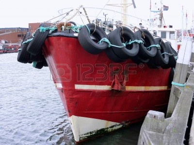 7423258-neumaticos-de-automoviles-como-defensas-en-la-proa-de-un-barco-de-pesca.jpg