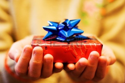 775778-las-dos-manos-dando-un-regalo-para-ti.jpg