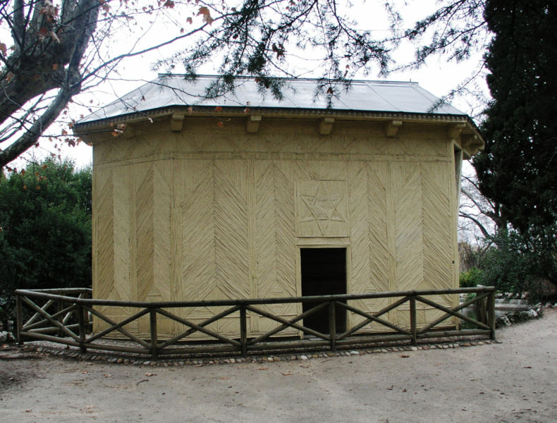 790px-Jardin_El_Capricho_Casa_de_Canas01.jpg