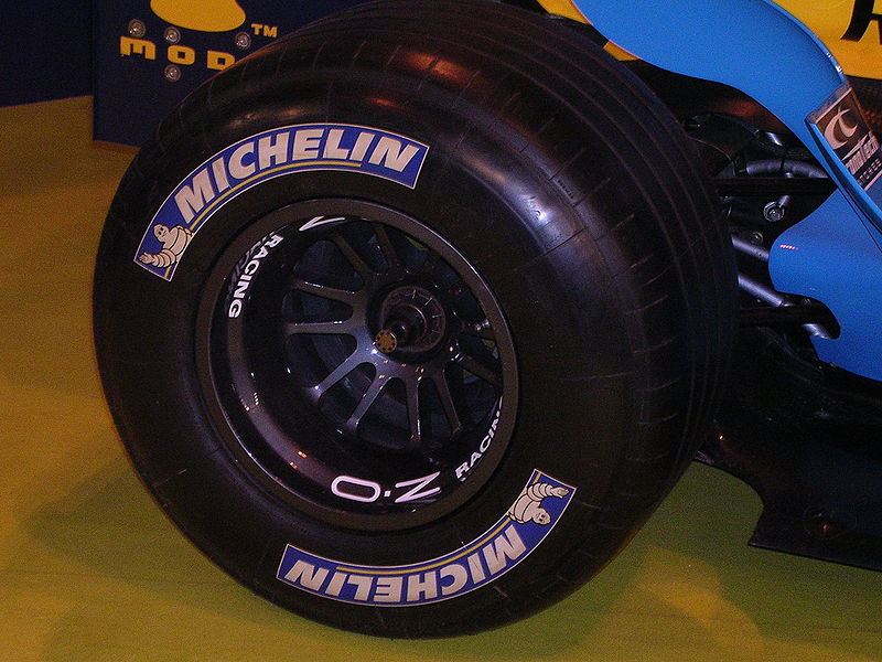 800px-Neumatico_Renault_F25_Michelin.jpg