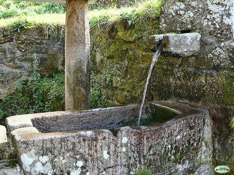 800px-Tomeza%2C_Pontevedra-Lavadoiro.jpg