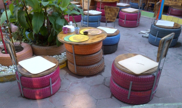 81_201308_04_Restaurant_using_old_tires_and_oil_drums.jpg
