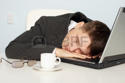 8423848-un-joven-hombre-de-negocios-no-es-suficiente-dormir-y-se-quedo-dormido-en-el-trabajo.jpg