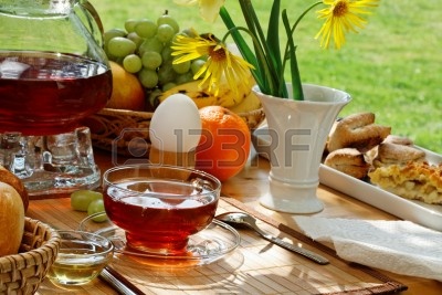 8672685-te-de-desayuno-y-comida-simple-en-el-jardin.jpg