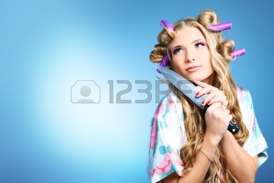 8835353-retrato-de-una-muchacha-bonita-con-rulos-en-su-cabello-con-un-cuchillo-sobre-fondo-gris.jpg