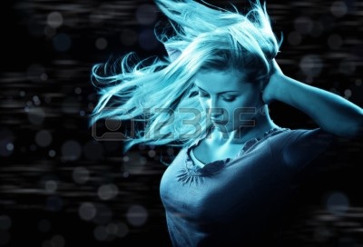 8868564-retrato-de-una-mujer-joven-con-efecto-de-viento-fuerte.jpg
