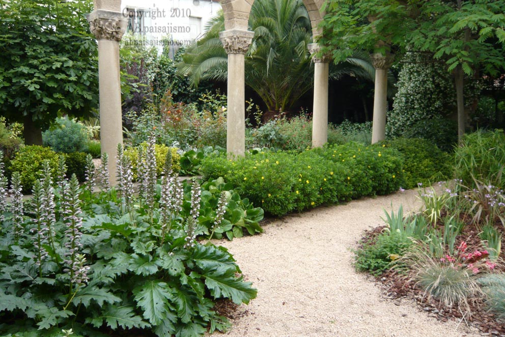 9282d1276676852-el-jardin-de-la-parroquia-aap1040427bclaustro-hacia-rosas-.jpg