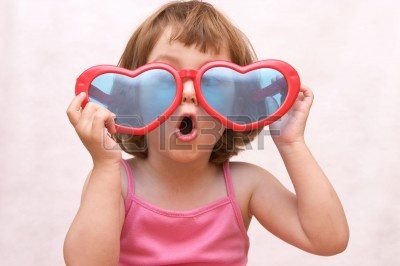 941594-cute-chica-llevaba-poco-divertido-en-forma-de-coraz-n-gafas-de-sol.jpg