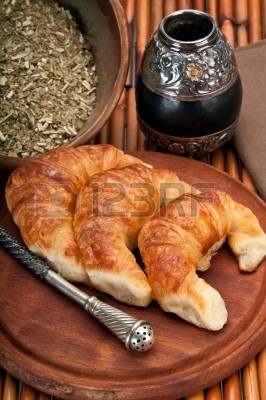 a-mate-y-croissants-esta-es-una-bebida-tipica-y-desayuno-en-la-argentina-el-uso-de-enfoque-selec.jpg