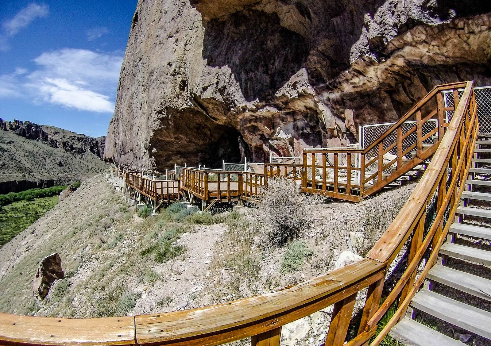 Acceso_a_la_Cueva_de_las_Manos.jpg