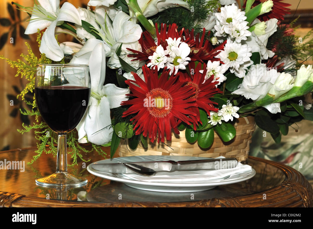 ajuste-de-la-tabla-para-una-boda-o-evento-cena-con-flores-y-una-copa-de-vino-tinto-c0x2m2.jpg