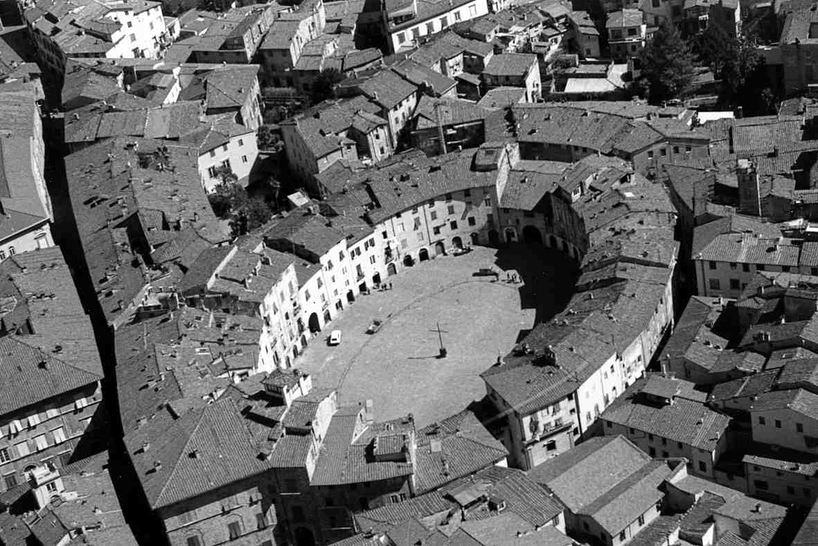 anfiteatro_lucca_toscana.jpg