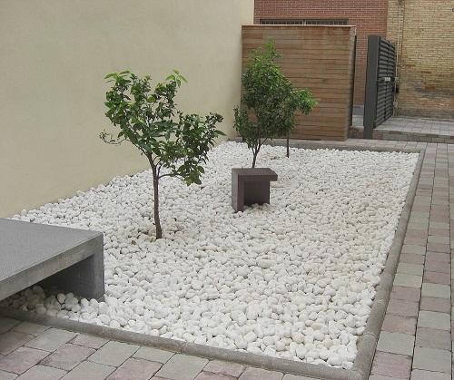 Aplicación-de-piedras-de-color-grisáceo-en-jardín.jpg