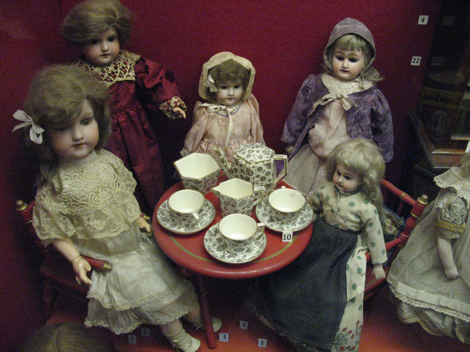 Arrangement_of_Dolls_at_Museum_of_Childhood%2C_Edinburgh.JPG