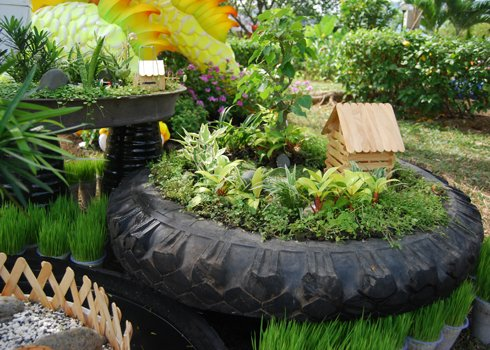 artworks-made-of-computer-waste-at-flower-festival-9.jpg