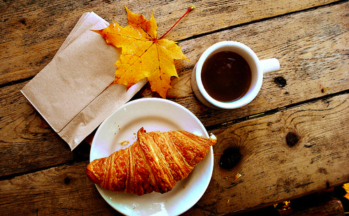 autumn-breakfast-coffee-croissant-fall-leaf-Favim.com-53399_large.jpg
