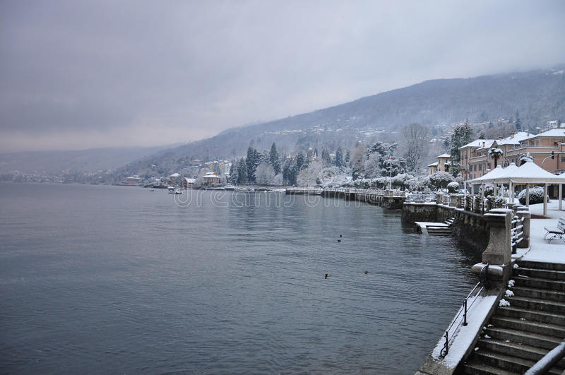 baveno-lago-maggiore-en-invierno-28267141.jpg