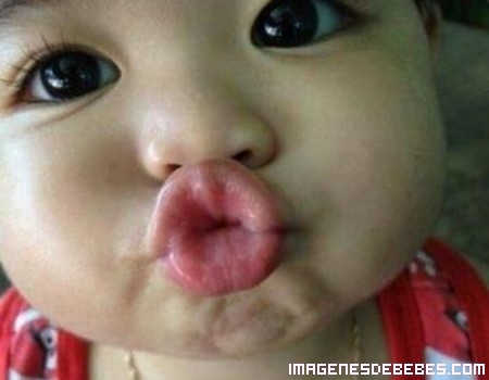 Bebe-tirando-besitos-a-la-camara.jpg