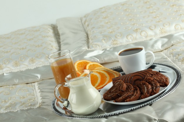 buenos-dias-desayuno-en-la-cama-la-bandeja-con-el-desayuno-utensilio_3330266.jpg