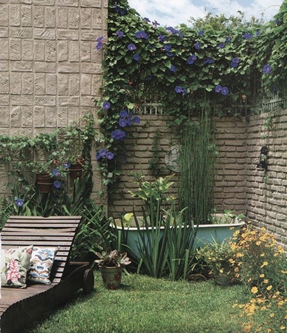 %C3%B1era%20antigua%20en%20el%20jard%C3%ADn%20llena%20de%20flores%20usada%20como%20maceta%5B2%5D.jpg